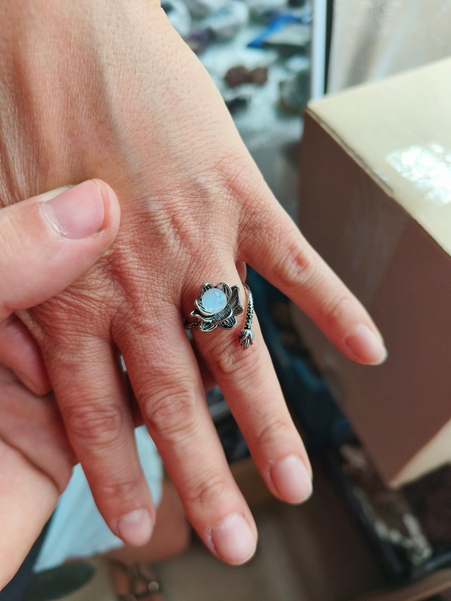 Pietra di Luna arcobaleno Loto - anello regolabile in ottone anallergico