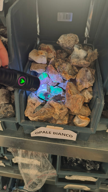 Opale bianco - Ciondolo in pietra naturale grezza con catenina o caucciù