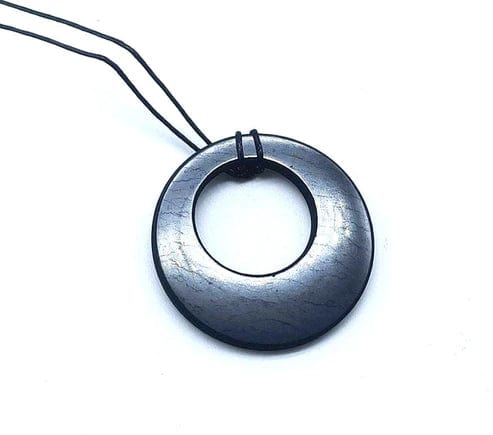 Shungite | Collana con ciondolo | Cerchi sfalsati